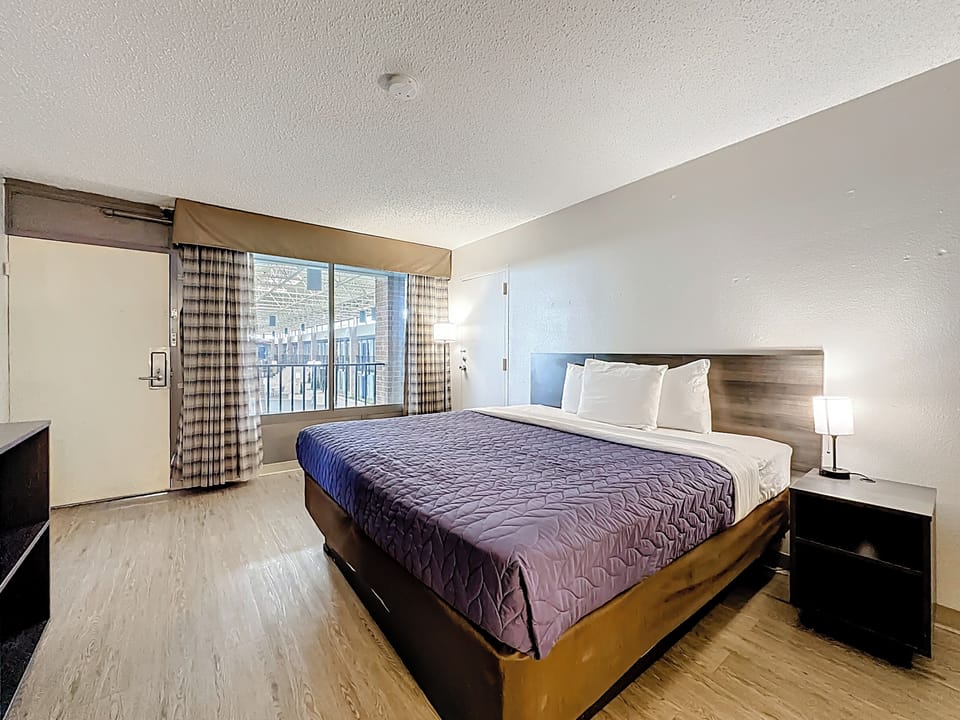 Deluxe Room, 1 King Bed, Non Smoking | Desk, free WiFi, bed sheets, alarm clocks