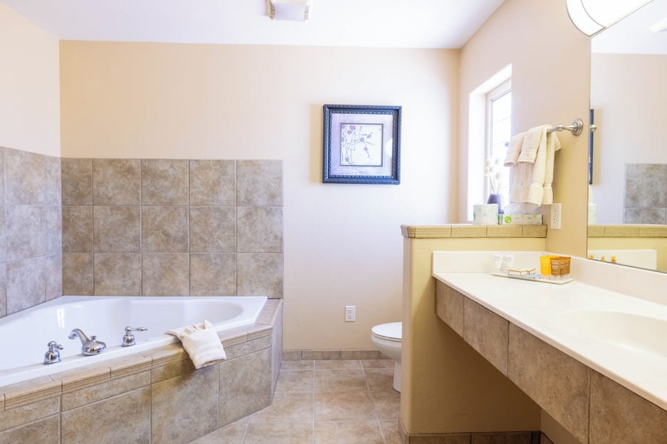 Presidential Suite | Bathroom | Combined shower/tub, free toiletries, hair dryer, towels