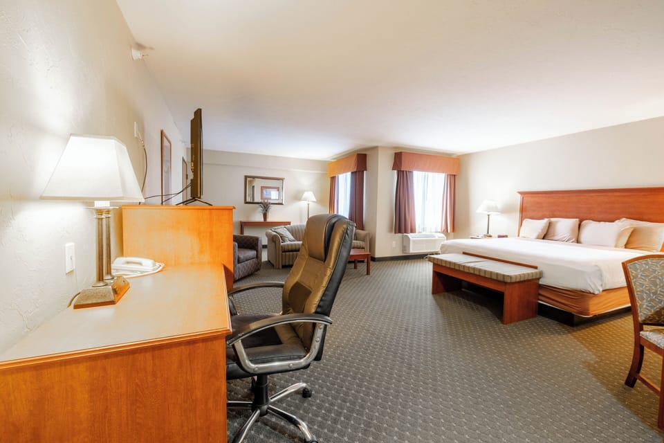 Executive Suite | Desk, cribs/infant beds, rollaway beds, free WiFi