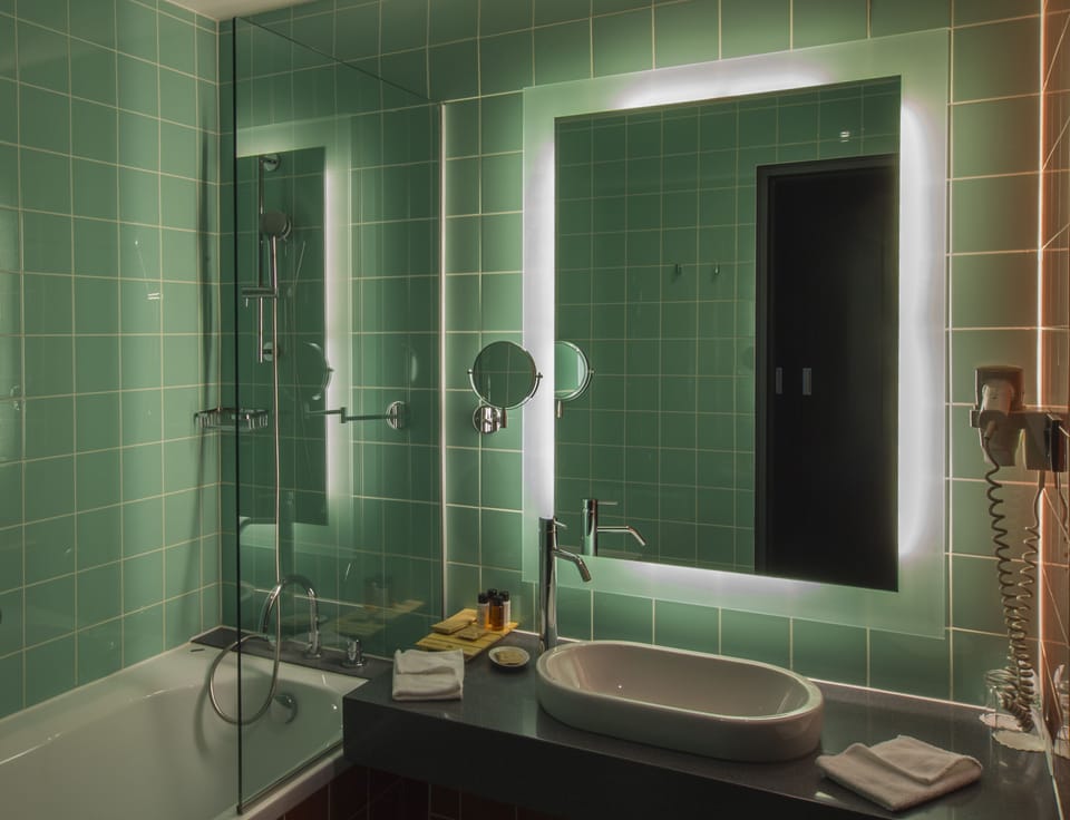Superior Double or Twin Room | Bathroom | Bathtub, free toiletries, hair dryer, towels