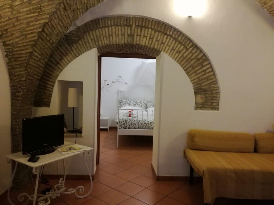 Studio, 1 Queen Bed, Ground Floor | Premium bedding, desk, cribs/infant beds
