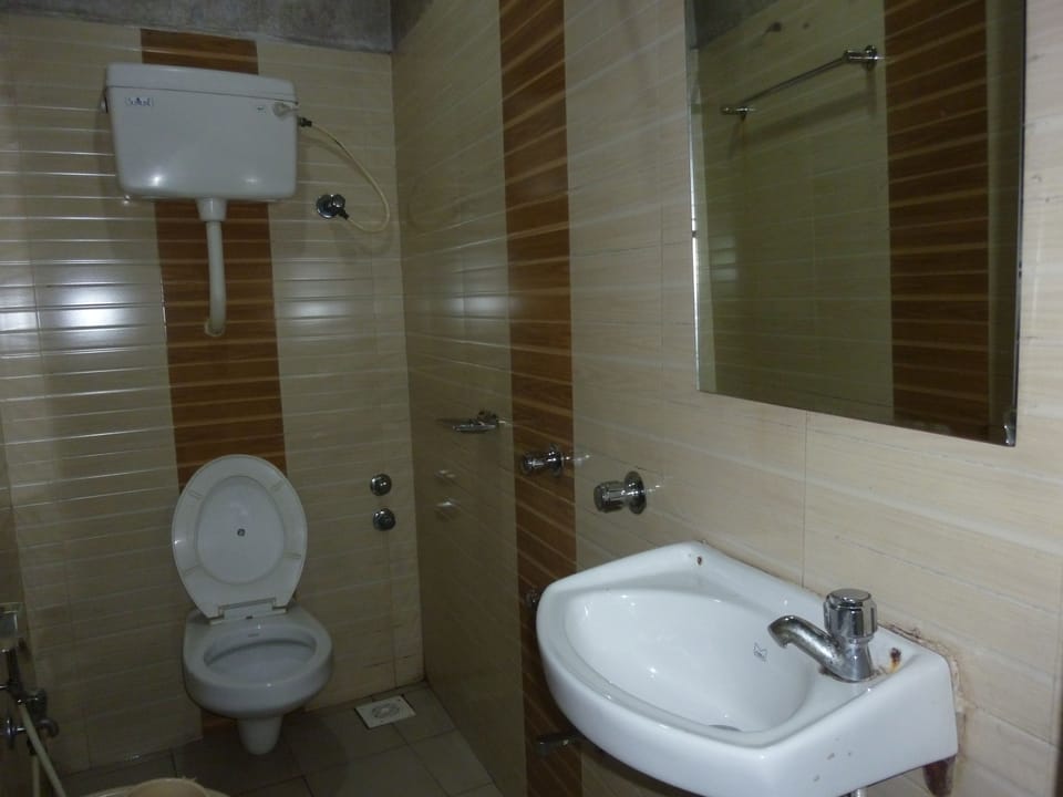 Basic Triple Room, 1 Twin Bed, Smoking | Bathroom | Shower, free toiletries, towels