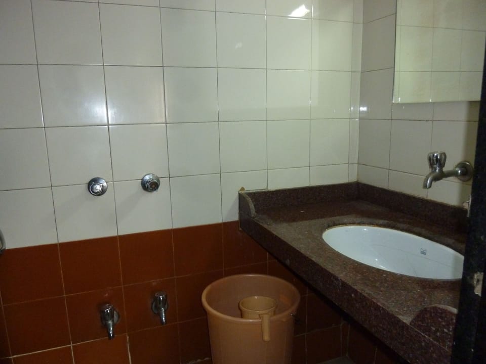 Family Quadruple Room, 1 Large Twin Bed, Smoking | Bathroom | Shower, free toiletries, towels