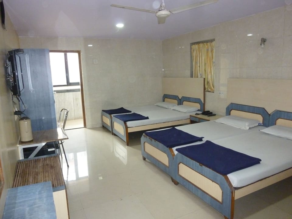 Family Quadruple Room, 1 Large Twin Bed, Smoking | Desk, rollaway beds, free WiFi