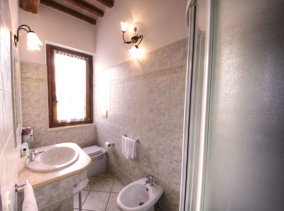 Double Room | Bathroom | Shower, free toiletries, hair dryer, bidet