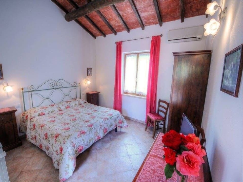 Double Room | Desk, WiFi (free), bed sheets