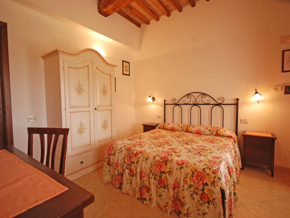 Double Room | Desk, free WiFi, bed sheets