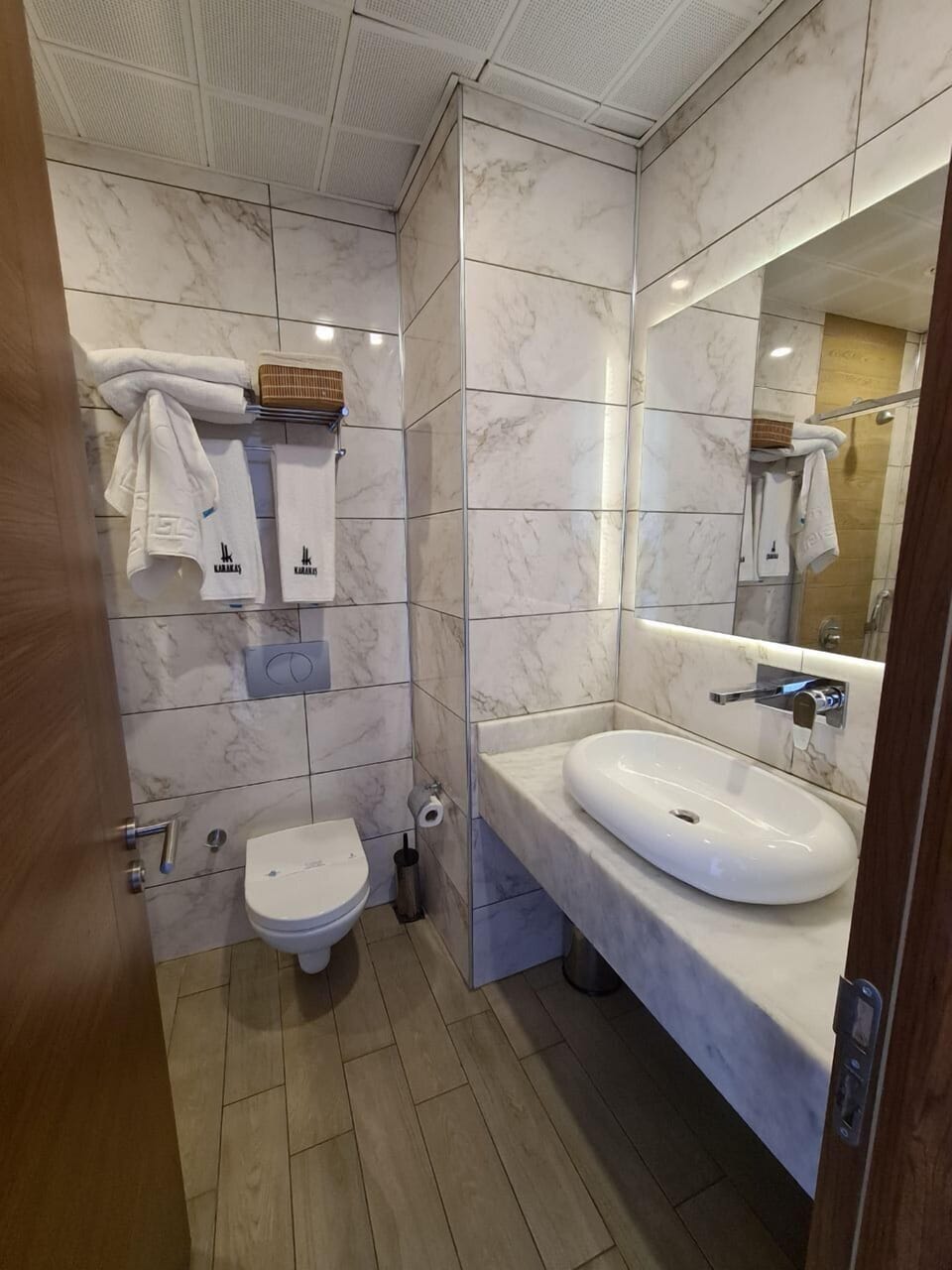Deluxe Double Room, Non Smoking, Sea View | Bathroom | Shower, free toiletries, hair dryer, slippers