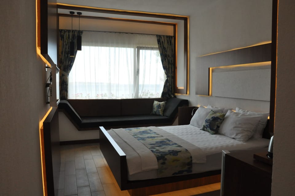 Deluxe Double Room, Non Smoking, Sea View | Minibar, in-room safe, desk, free WiFi