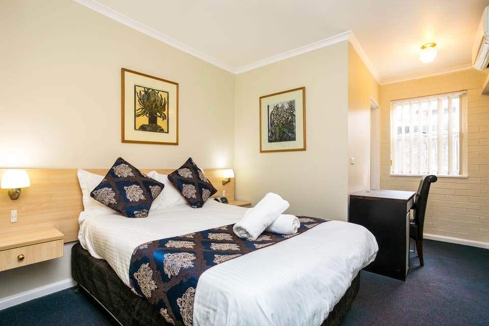 Standard Room | Desk, iron/ironing board, WiFi, bed sheets