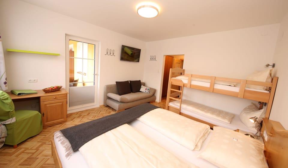 Triple Room | Desk, free WiFi, bed sheets
