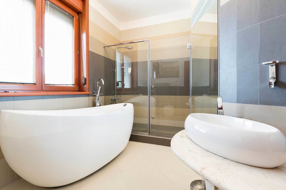 Luxury Apartment, Non Smoking, Jetted Tub | Bathroom | Shower, free toiletries, hair dryer, towels