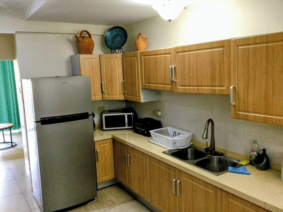 Comfort Townhome, 3 Bedrooms, Kitchen | Private kitchen | Coffee/tea maker, fridge, microwave, oven