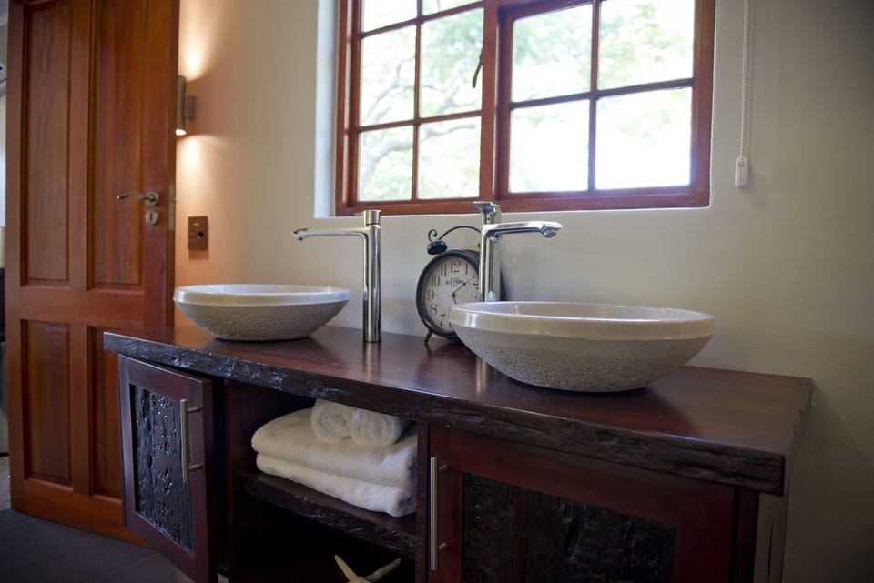 Shower, rainfall showerhead, free toiletries, hair dryer