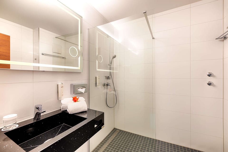 Superior Twin Room | Bathroom | Eco-friendly toiletries, hair dryer, towels