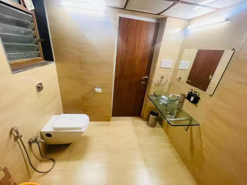 A/C Byke Royce Cottage | Bathroom | Shower, free toiletries, towels, soap