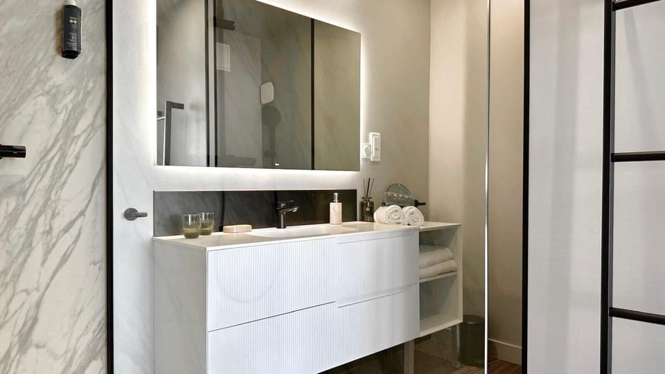 Shower, free toiletries, hair dryer, towels