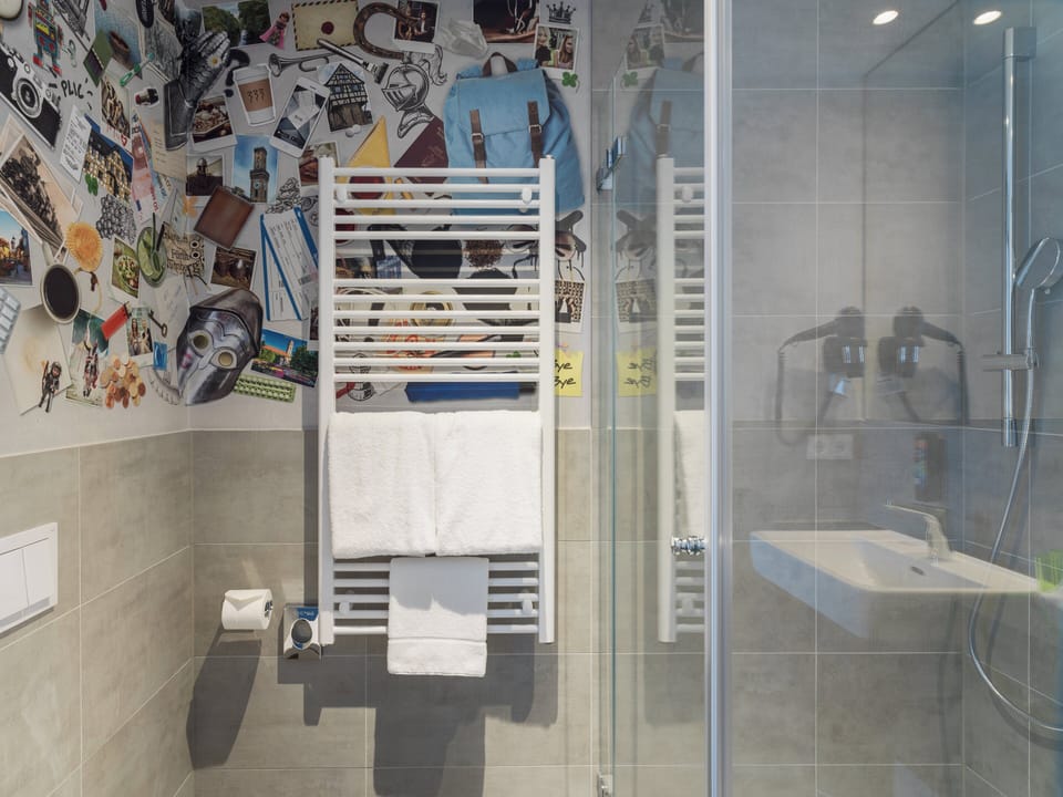 Shower, towels