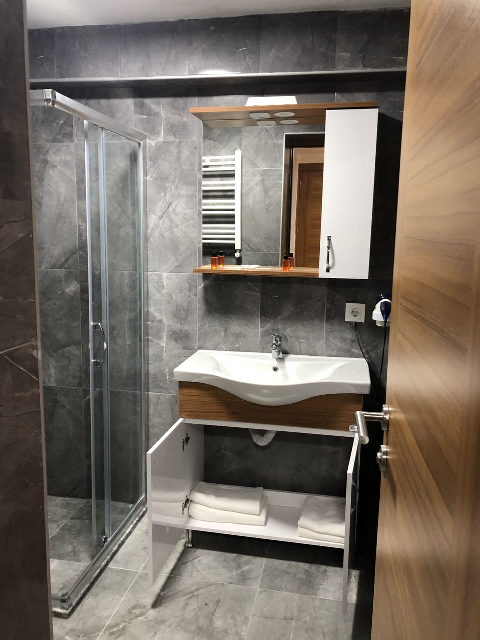 Deluxe Tek Büyük Yataklı Oda, 1 Çift Kişilik Yatak, Balkonlu | Bathroom | Shower, free toiletries, hair dryer, slippers