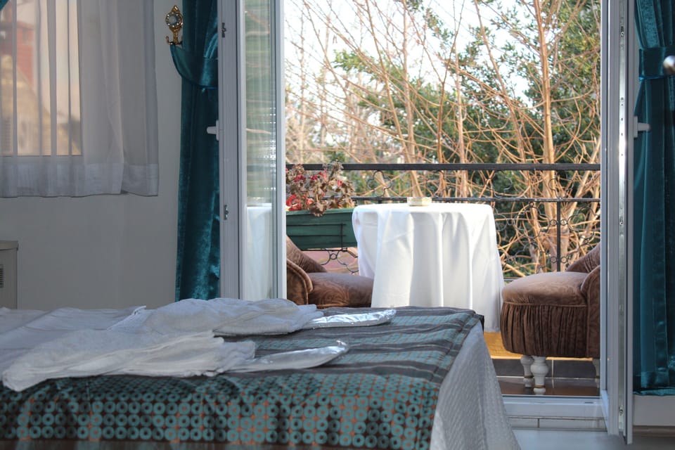 Deluxe Double Room, Sea View | Minibar, in-room safe, desk, soundproofing