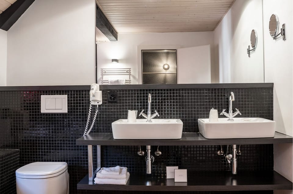 Suite | Bathroom | Hair dryer, towels
