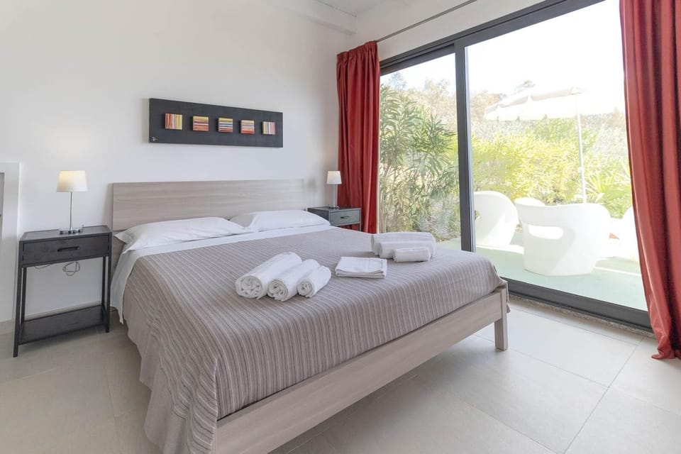 Deluxe Quadruple Room | Blackout drapes, free WiFi, bed sheets