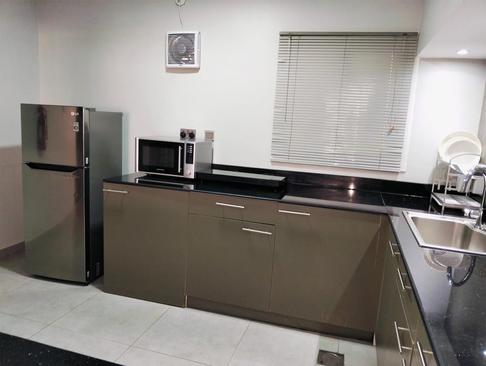 Coffee/tea maker, electric kettle, dining tables