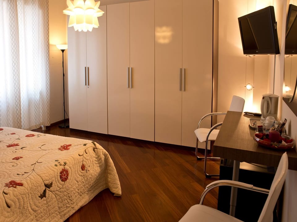 Double Room | Minibar, in-room safe, desk, soundproofing