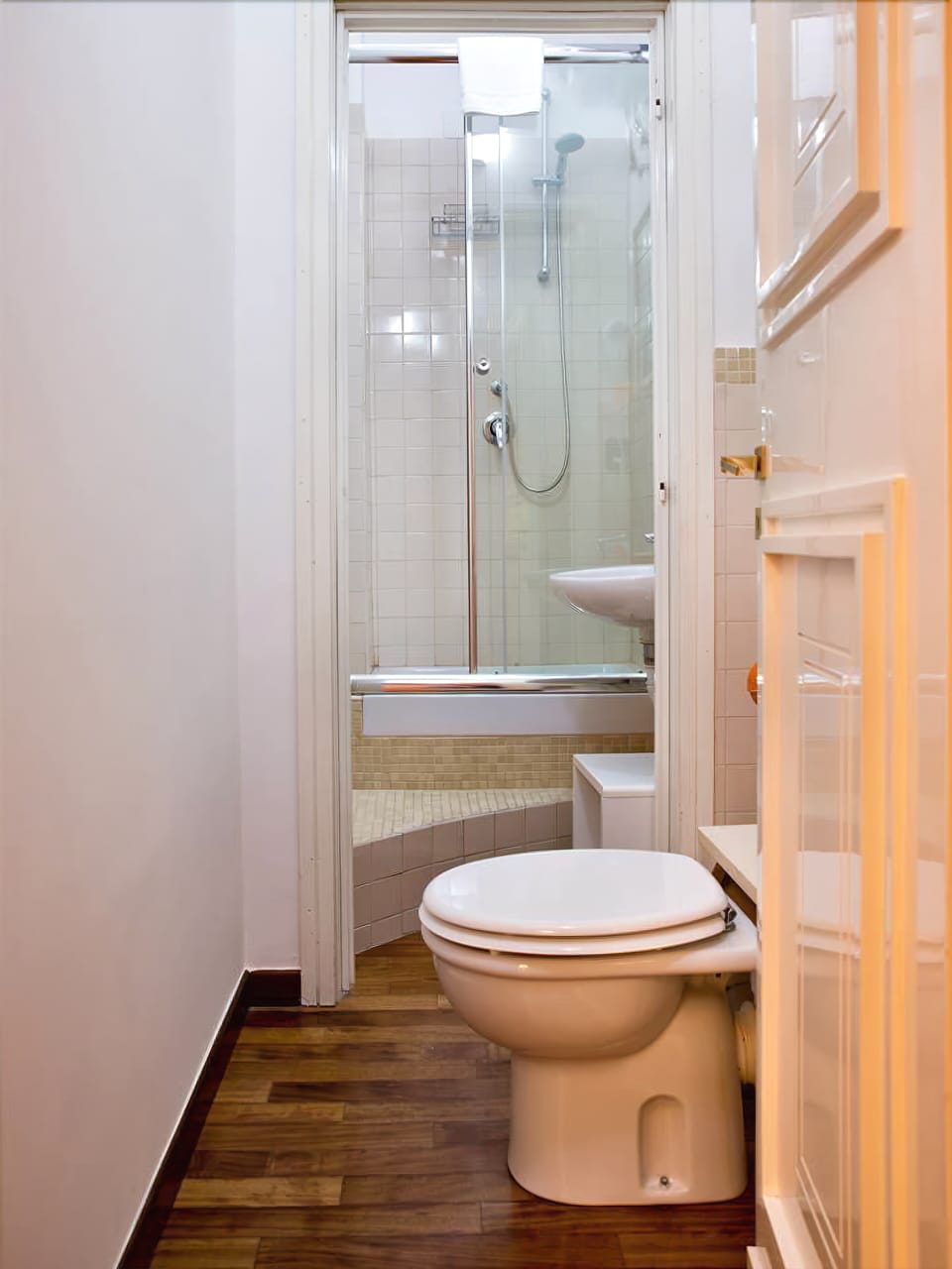 Shower, free toiletries, hair dryer, bidet