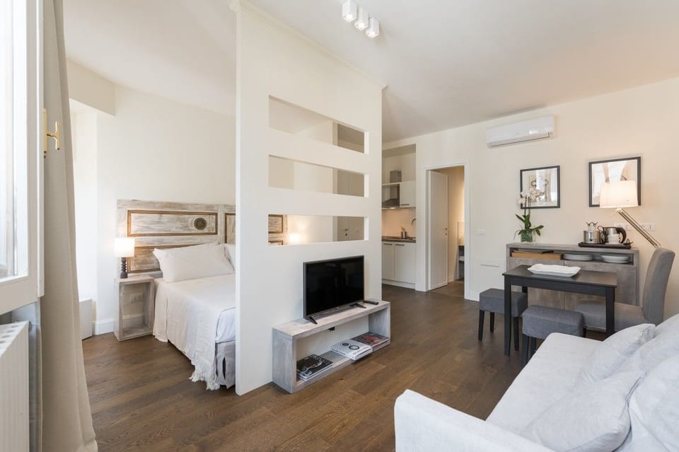 Studio Suite | Living area | Flat-screen TV
