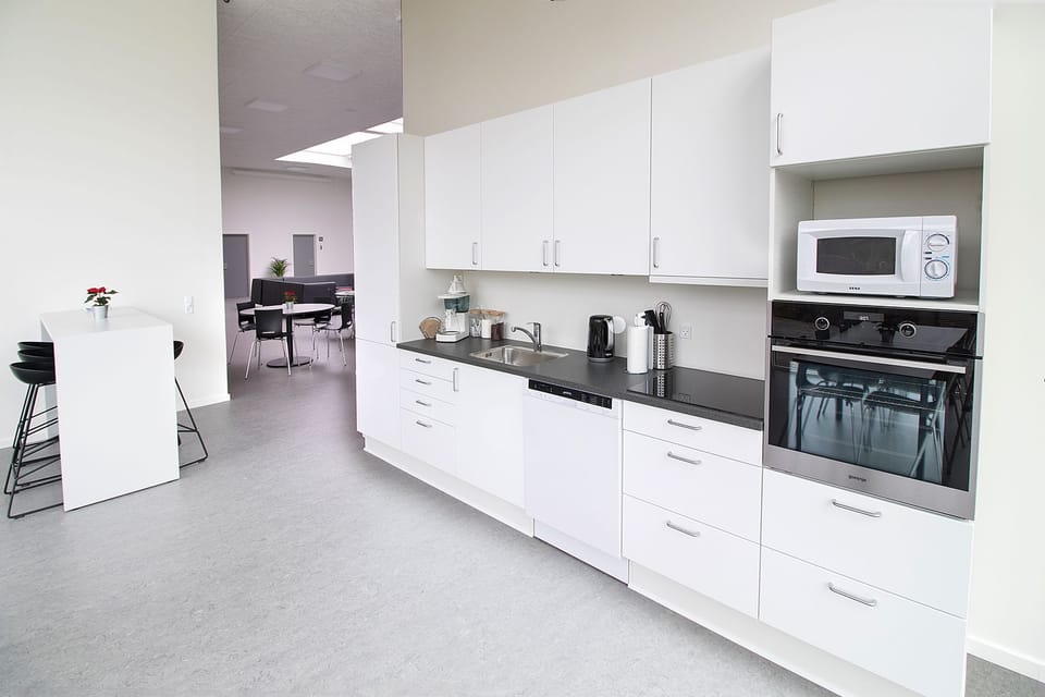 Family Room | Shared kitchen | Fridge, microwave, oven, stovetop