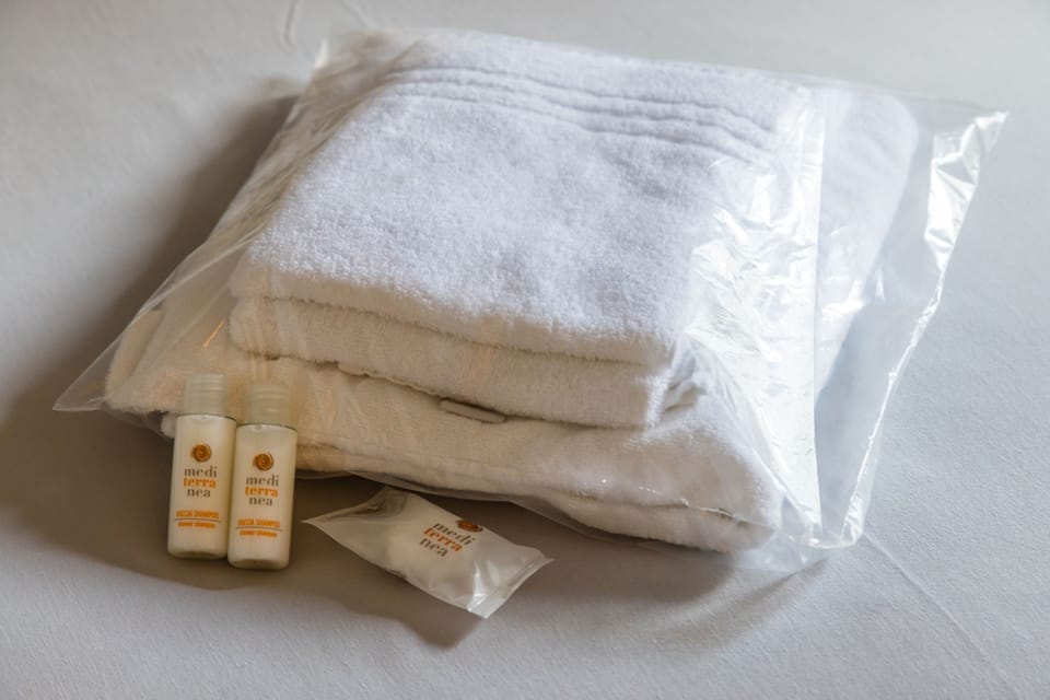 Standard Double Room | Bathroom | Shower, free toiletries, hair dryer, bidet