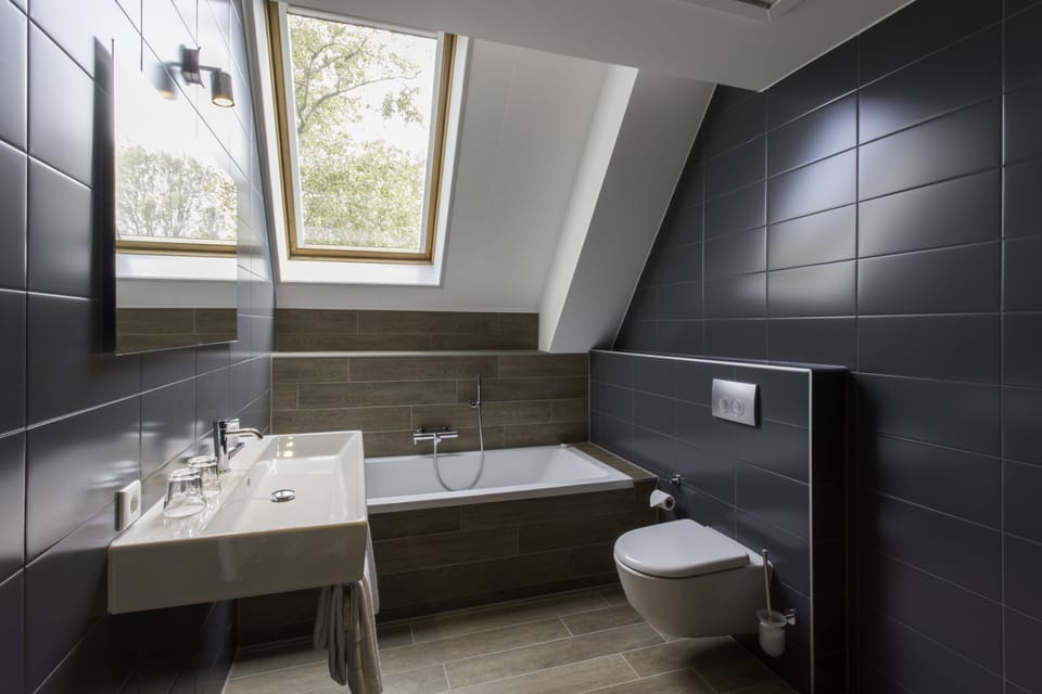 Deluxe Double Room | Bathroom | Free toiletries, hair dryer, towels