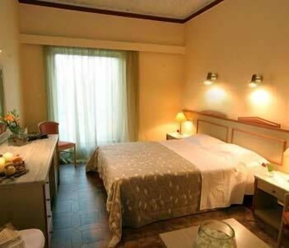 In-room safe, desk, free WiFi