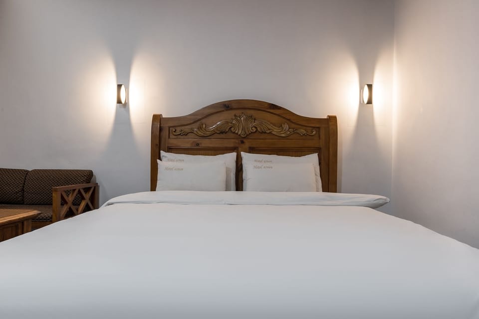 Minibar (free items), WiFi (free), bed sheets