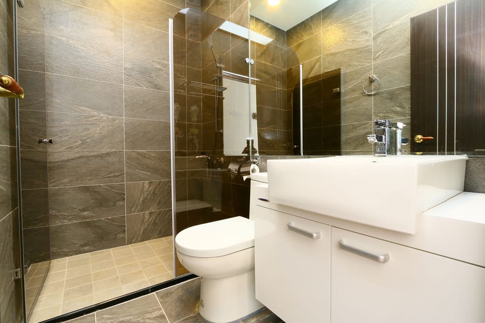 Elite Double Room, Balcony, Ocean View | Bathroom | Shower, rainfall showerhead, free toiletries, hair dryer