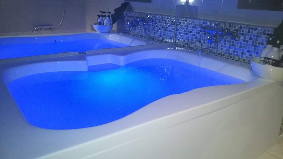 Separate tub and shower, jetted tub, free toiletries, hair dryer