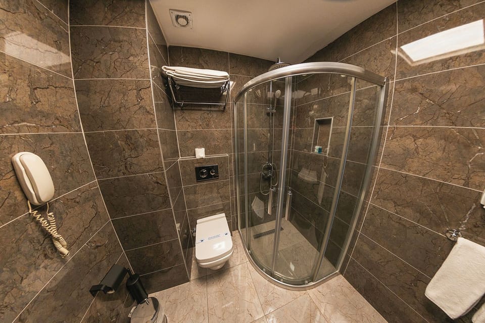Shower, free toiletries, towels