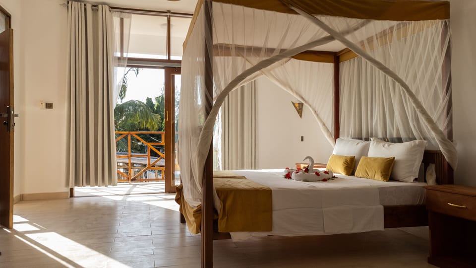 Room, 1 Queen Bed | Free WiFi, bed sheets