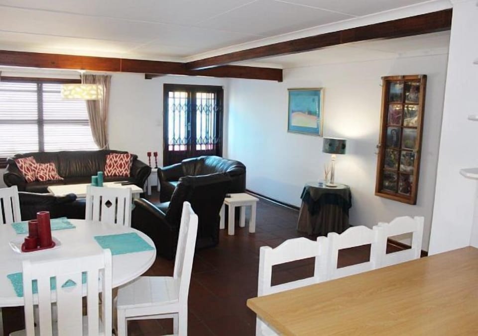 House | Living room | Flat-screen TV, DVD player