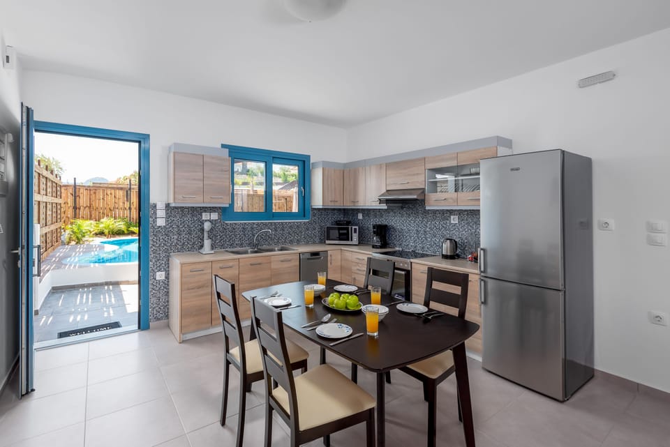 Classic Apartment, Private Pool | Private kitchen | Fridge, microwave, oven, stovetop