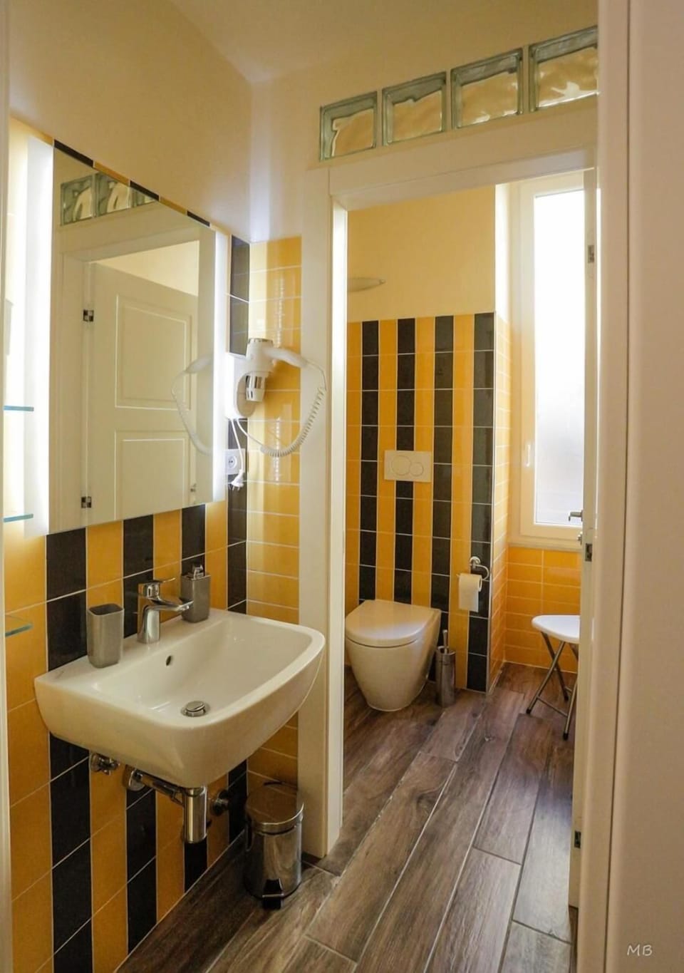 Shower, free toiletries, hair dryer, bidet