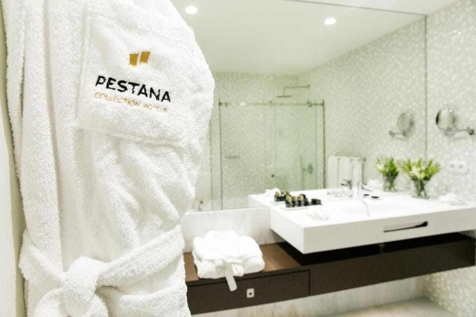 Rainfall showerhead, towels