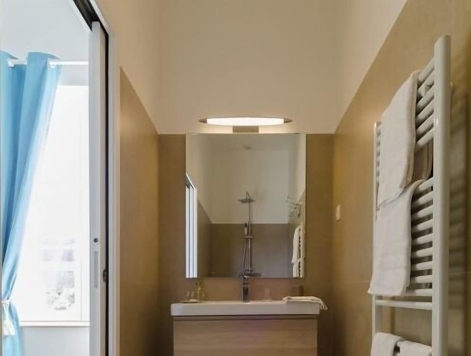 Comfort Double or Twin Room, Ensuite (Petit Cour) | Bathroom
