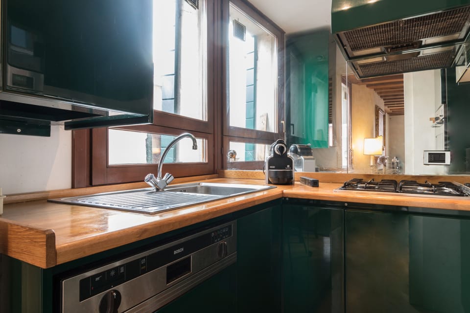 Deluxe Apartment, 1 Bedroom | Private kitchenette | Fridge, oven, stovetop, dishwasher