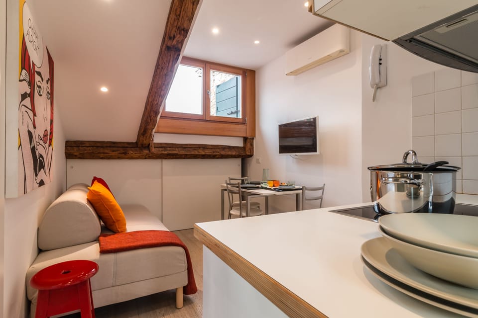 Apartment, 2 Bedrooms | 2 bedrooms, individually decorated, individually furnished, desk