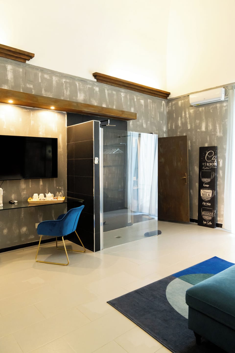 Junior Suite | Minibar, in-room safe, desk, WiFi (free)