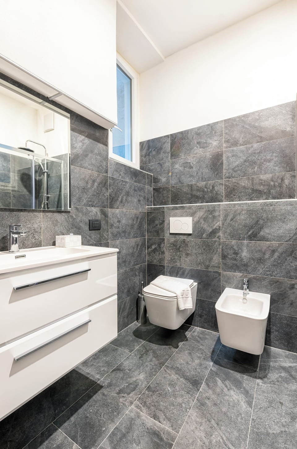Shower, free toiletries, hair dryer, bidet
