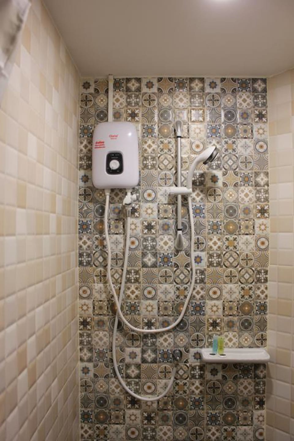 Standard Double Room | Bathroom shower