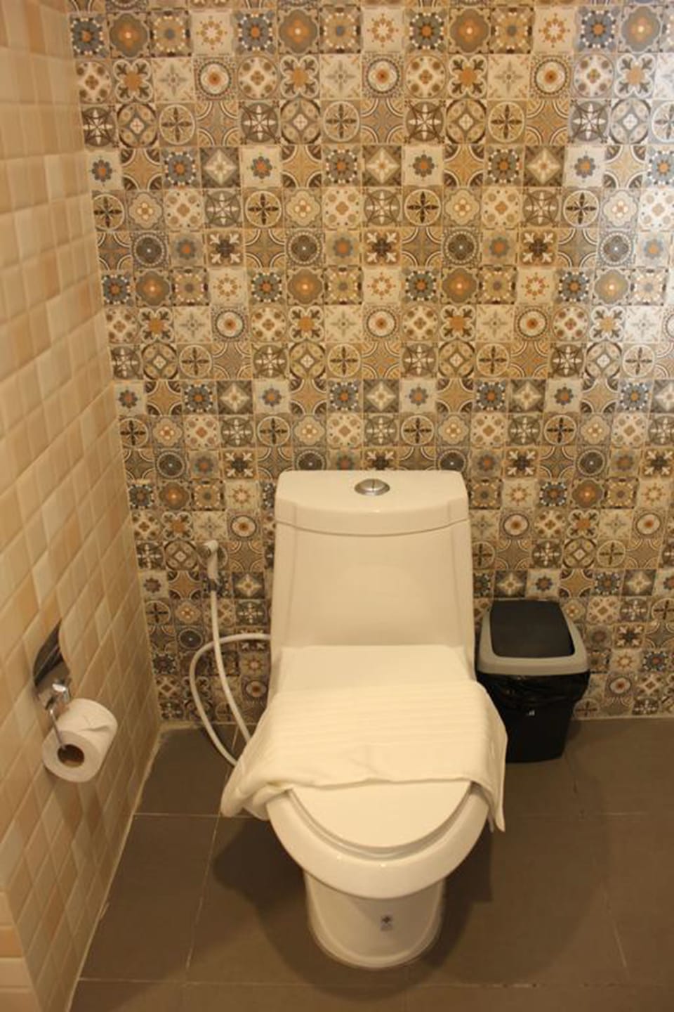 Shower, free toiletries, towels
